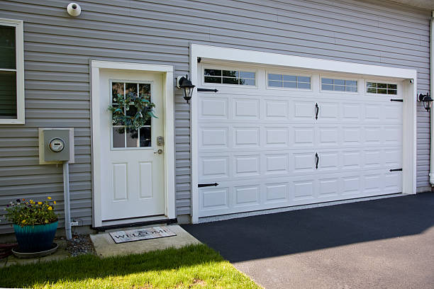 24/7 Emergency Garage Door Panel Replacement experts in Riverwoods, IL